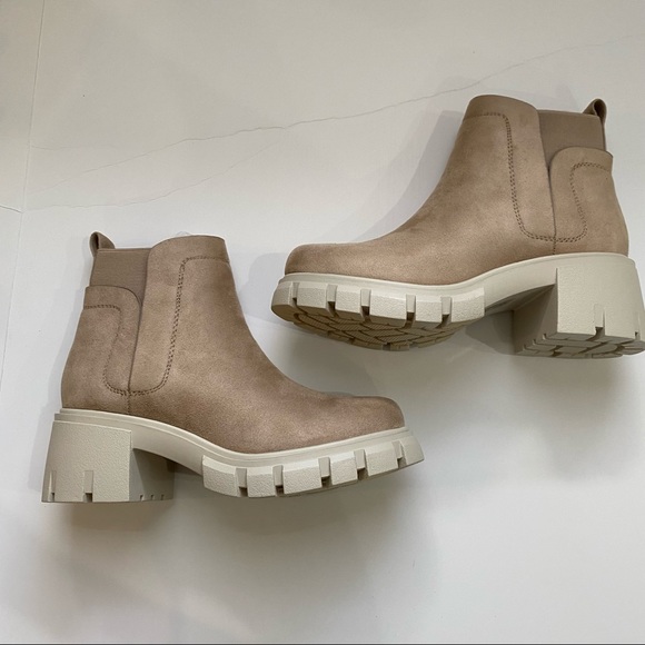 Soda Rita sand tan faux suede lug sole ankle booties NIB - Picture 4 of 8